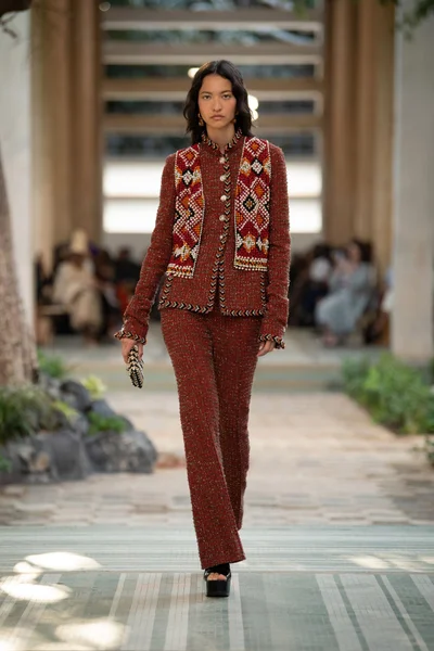 Look 10